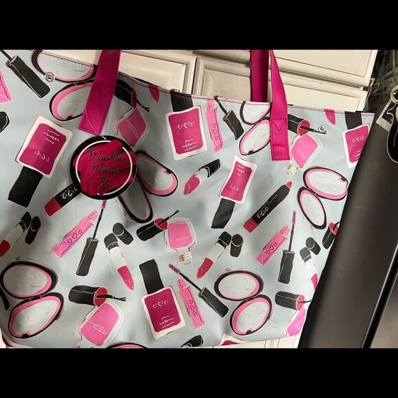 Modern Chic - Marvelous Makeup Tote - Picture 3 of 8